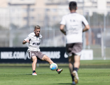Pedro Henrique dominando a bola