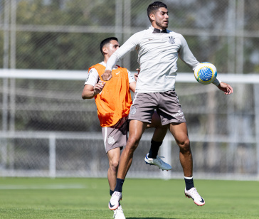 Pedro Raul dominando a bola com o peito enquanto � pressionado