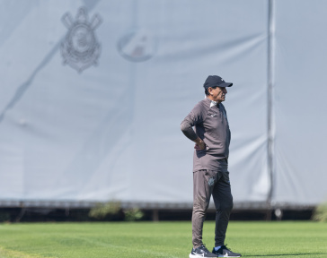 Ram�n D�az em p� em um dos gramados do CT durante treino