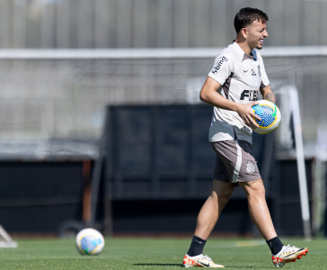 Ryan carregando a bola durante treino