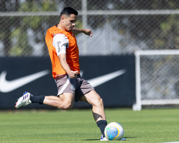 Thomas Agust�n, volante do Sub-20, batendo na bola durante treino do profissional