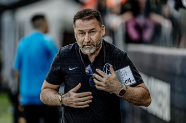 Augusto Melo antes do jogo entre Corinthians e Juventude