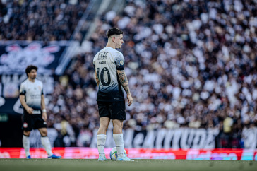 Garro se prepara para cobrar falta do Corinthians contra o Juventude