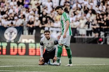 Giovane ca�do no ch�o na partida entre Corinthians e Juventude