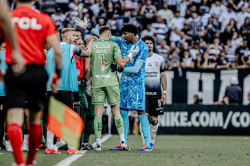 Jogadores do Corinthians reclamam com a arbitragem em jogo contra o Juventude