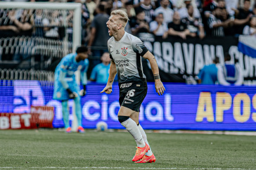 Pedro Henrique comemora seu primeiro gol pelo Corinthians