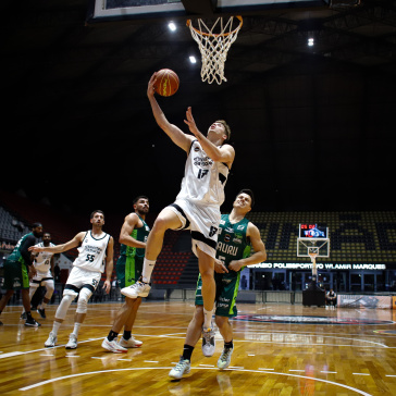 Du Sommer em a��o contra o Bauru pelo Paulista de Basquete