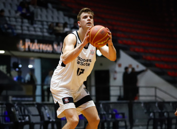 Du Sommer em a��o diante do Bauru pelo Paulista de Basquete