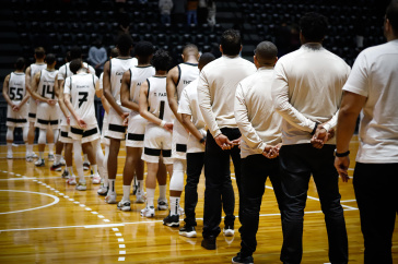 Elenco do Corinthians e comiss�o t�cnica em a��o contra o Bauru pelo Paulista de Basquete