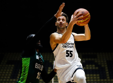 Elinho em a��o contra o Bauru pelo Paulista de Basquete