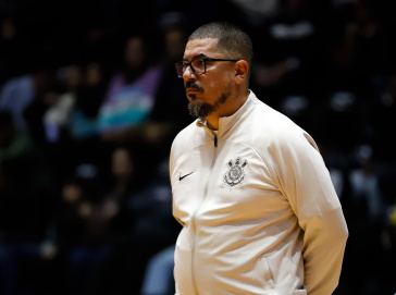 Jece Leite em a��o contra o Bauru pelo Paulista de Basquete