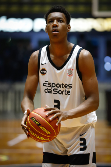 Lucas Cardoso em a��o contra o Bauru pelo Paulista de Basquete