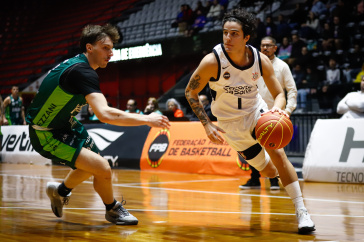 Tico Faria em a��o diante do Bauru pelo Paulista de Basquete