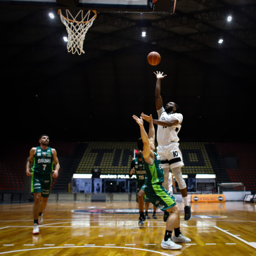Vict�o arremessando contra o Bauru pelo Paulista de Basquete
