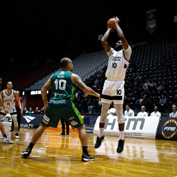 Vict�o arremessando em a��o contra o Bauru pelo Paulista de Basquete