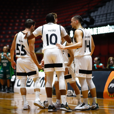 Vict�o, Elinho e Munford em a��o contra o Bauru pelo Paulista de Basquete