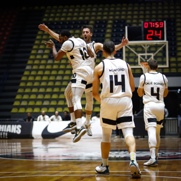 Vict�o, Elinho, Munford e Cau� Borges em a��o contra o Bauru pelo Paulista de Basquete