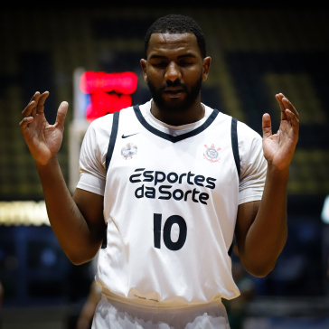 Vict�o orando antes de jogo contra Bauru