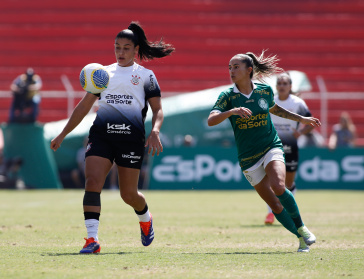 Duda Sampaio dominando a bola enquanto � pressionada por jogadora do Palmeiras