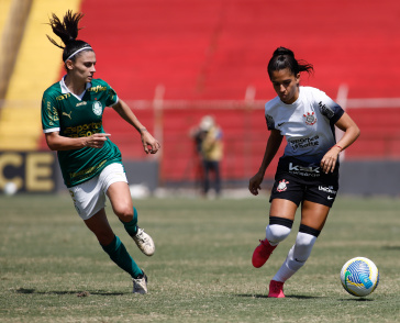Eudimilla junto � bola enfrentando marcadora do Palmeiras