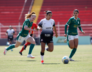 Millene enfrentando advers�rias do Palmeiras junto � bola