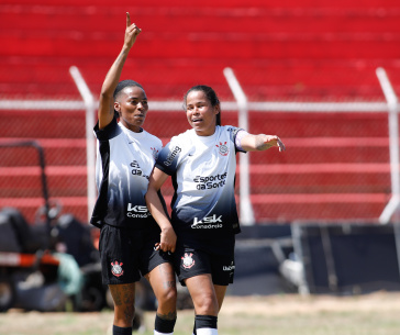 Vic Albuquerque e Carol Nogueira celebrando