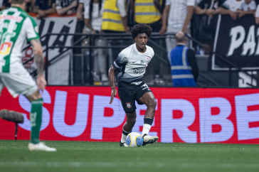 Talles Magno conduzindo a bola durante jogo do Corinthians contra o Juventude