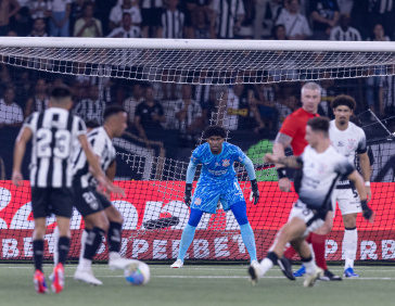 Hugo Souza atento em a��o contra o Botafogo pelo Brasileir�o