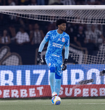 Hugo Souza em a��o contra o Botafogo pelo Brasileir�o