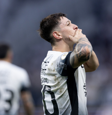 Garro comemorando gol