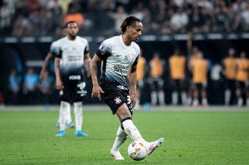 Andr� Carrillo com a posse da bola