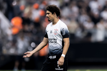 Andr� Ramalho em a��o na partida ap�s retorno ao time titular