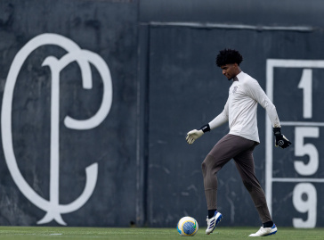 Hugo Souza com a bola em treinamento