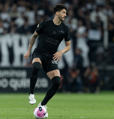Gustavo Henrique em a��o com a bola durante jogo contra o Internacional