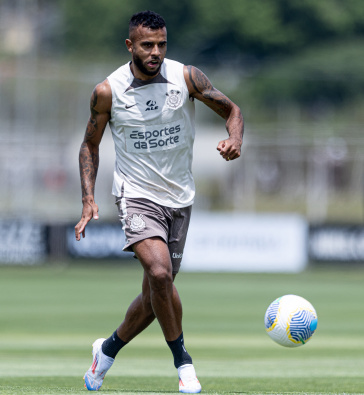 Alex Santana com a bola em treinamento