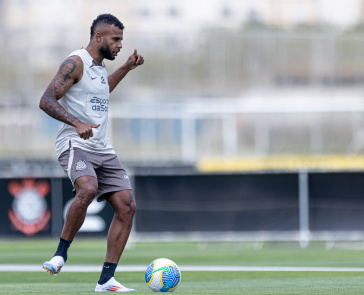 Alex Santana trabalhando com bola