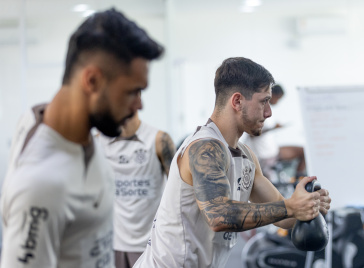 Rodrigo Garro realizando trabalho na academia