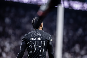 Memphis Depay durante jogo contra o Palmeiras