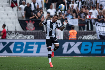 Matheuzinho em bola de cabe�a