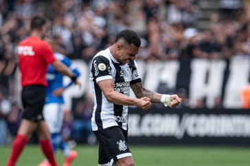 Matheuzinho comemorando muito