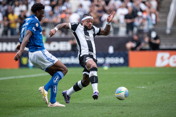 Memphis disputando bola