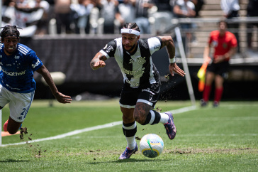 Memphis em disputa de bola