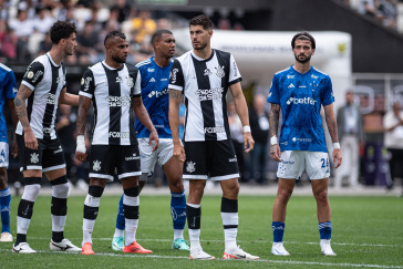 Pedro Raul, Alex Santana e Gustavo Henrique durante bola parada