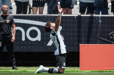 Yuri ajoelhado comemorando gol