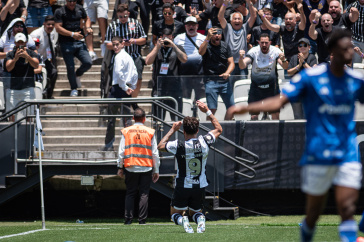 Yuri deslizando no gramado