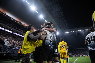 Jogadores do Corinthians abra�ando Yuri Alberto ap�s gol contra o Bahia
