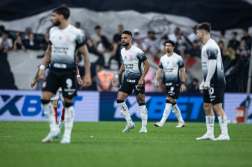 Jogadores do Corinthians durante jogo contra o Bahia