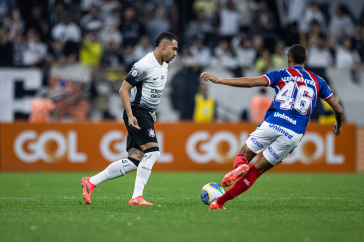 Matheuzinho durante jogo do Corinthians contra o Bahia