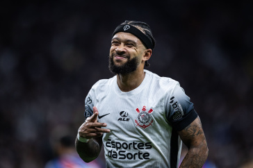 Memphis Depay durante celebra��o de segundo gol contra o Bahia