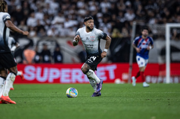 Memphis Depay durante embate do Corinthians contra o Bahia